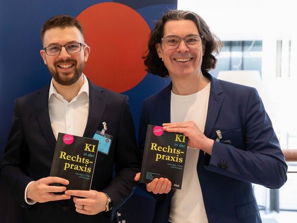 Dr. Daniel Halft und Dr. David Schneeberger mit dem Buch KI in der Rechtspraxis
