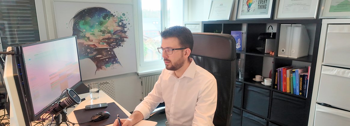 Dr. David Schneeberger bei der Arbeit am Schreibtisch