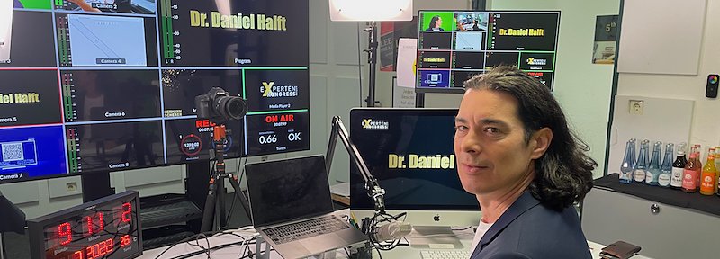 Dr. Daniel Halft während einer Webinaraufzeichnung im Studio