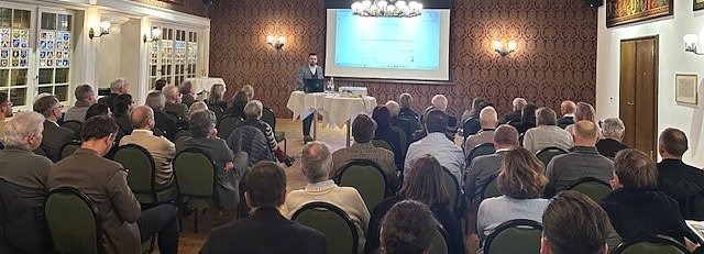 Dr. David Schneeberger vor vollem Saal